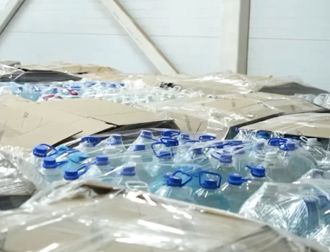 Астраханцы принесли более 20 тысяч литров бутилированной воды для оренбуржцев
