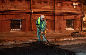 Дорожники продолжают ремонт 13 улиц в Астрахани в выходные дни