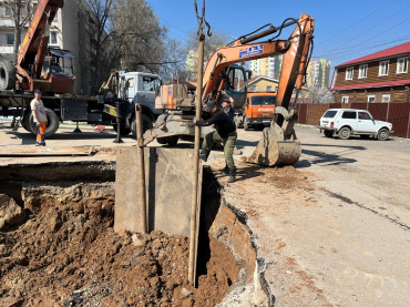«Астрводоканал» ликвидирует провалы канализации на нескольких улицах Астрахани 