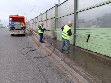  Астраханские коммунальщики помыли Милицейский мост