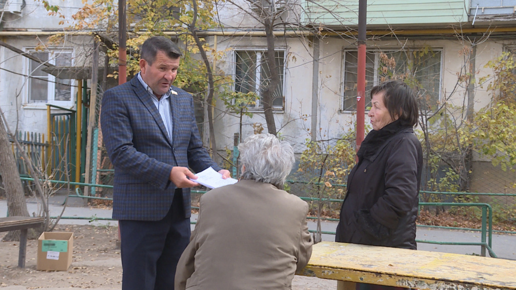 В Астрахани депутаты помогают горожанам решать бытовые вопросы