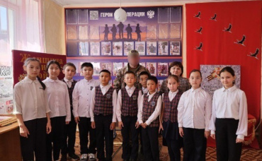 Боец СВО из Астраханской области провел урок мужества для сельских школьников