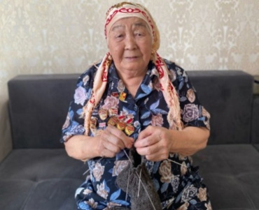 Под Астраханью 84-летняя женщина вяжет носки для бойцов СВО