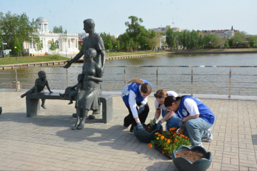 Астраханцы высадили 1 тысячу цветов в память о погибших в «Крокус Сити холле»