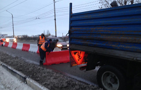 В Астрахани на мосту на Аэропортовском шоссе перекрыли одну полосу