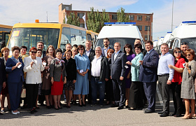 В Астраханской области обновили автопарки школ и больниц