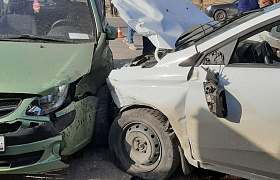 В Астраханской области “Лада” врезалась в припаркованные авто, пострадало 3 человека