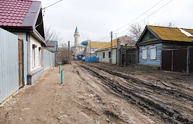 В Астрахани подсыпали грунтовую дорогу, ведущую к Зеленой мечети