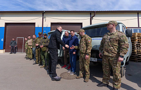Игорь Бабушкин передал астраханским бойцам СВО автомобили