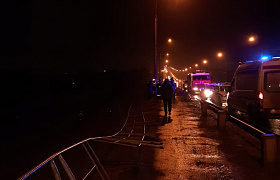 В Астрахани водитель вылетел на автомобиле с Нового моста и скрылся