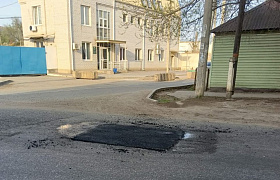 На дорогах Астрахани заделывают ямы и наносят разметку