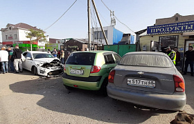 В Астраханской области “Лада” врезалась в припаркованные авто, пострадало 3 человека