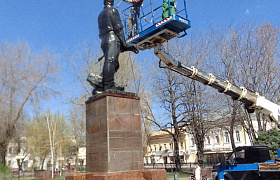 Памятники и мемориалы моют в Астрахани после зимы