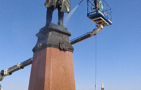 Памятники и мемориалы моют в Астрахани после зимы