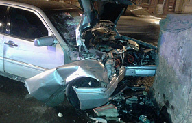 Mercedes врезался в бетонное ограждение в Астрахани, пострадал водитель