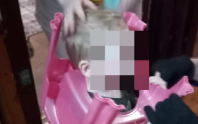 В Астрахани спасли ребенка, застрявшего головой в горшке