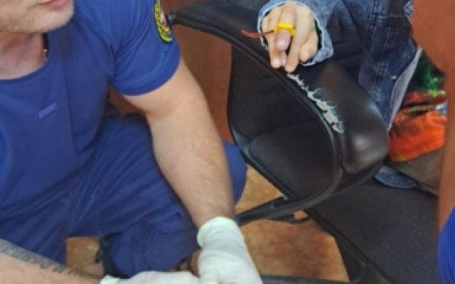 Астраханские спасатели освободили застрявший в игрушке палец ребенка