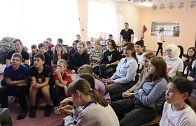Астраханский ветеран СВО навестил воспитанников соццентра «Юность»