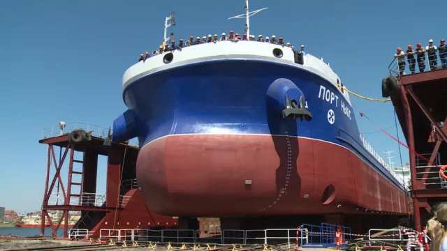 В Астрахани судостроители торжественно спустили на воду танкер-химовоз