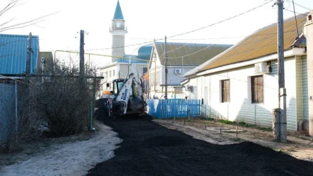 В Астрахани подсыпали грунтовую дорогу, ведущую к Зеленой мечети