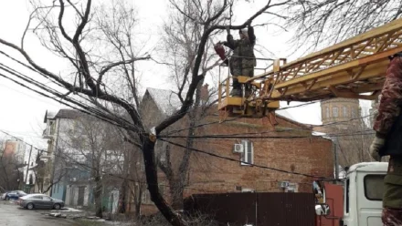 В Астрахани коммунальщики круглосуточно устраняют последствия непогоды