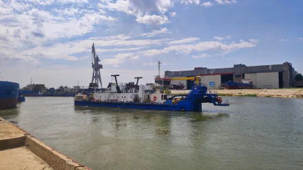 В Астрахани земснаряд «Лотос-4» вышел на ходовые испытания