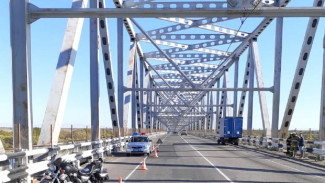 В Астраханской области мотоциклист из-за выбоины попал в ДТП