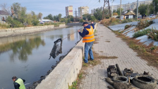 Из астраханских каналов достали более 30 автомобильных покрышек