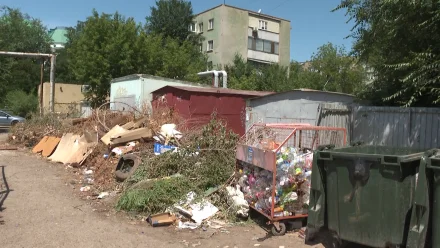 Жители дома на улице Свердлова в Астрахани уже 1,5 года обходятся без контейнерной площадки