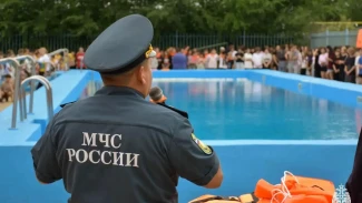 Инспекторы астраханского ГИМС научили отдыхающих лагеря спасать жизнь на воде