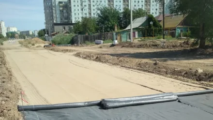 В Астрахани дорогу на улице Бориса Алексеева укрепляют геотекстилем