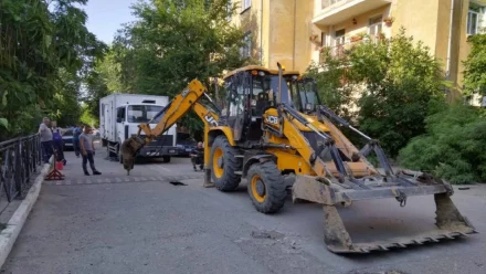 В Астрахани улицу Шелгунова перекрыли из-за прорыва канализации