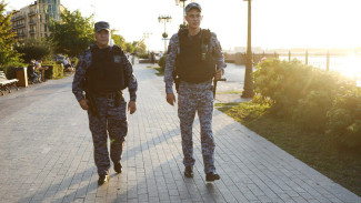 Росгвардейцы спасли людей из горящего дома в Астрахани