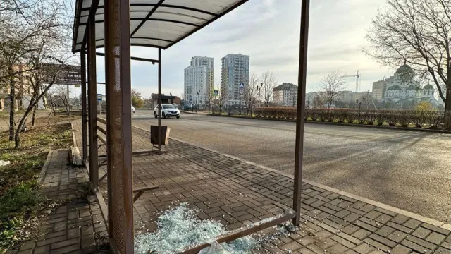 Вандалы разбили стеклянную остановку в Астрахани