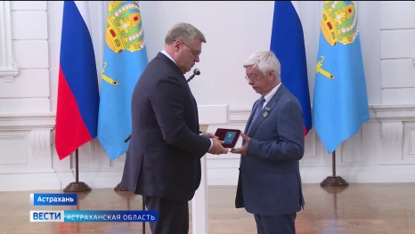 Лучших сотрудников отрасли морского и речного флота наградил губернатор Игорь Бабушкин