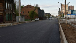 На улице Бакинской в Астрахани дорожники уложили первый слой асфальта