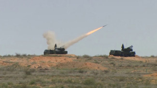 В Астраханской области иностранным военным атташе показали возможности ЗРК C-400