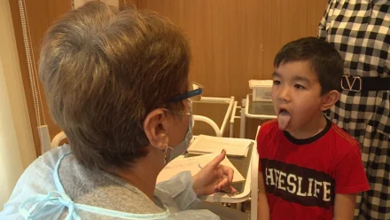 В сёлах Астраханской области врачи проводят диагностику и консультацию детей