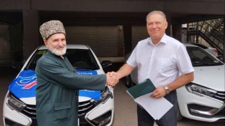 В Астрахани пострадавшим на производстве жителям вручили спецавтомобили