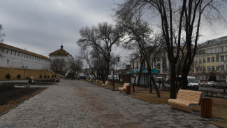 В сквере Ульяновых в Астрахани установили 12 лавочек