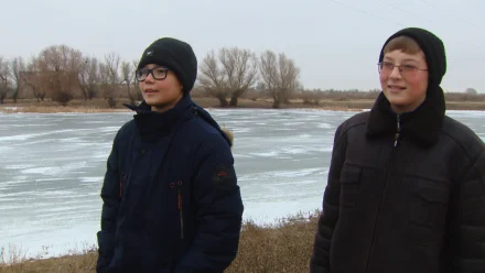Юные астраханцы спасли друга, провалившегося под лёд