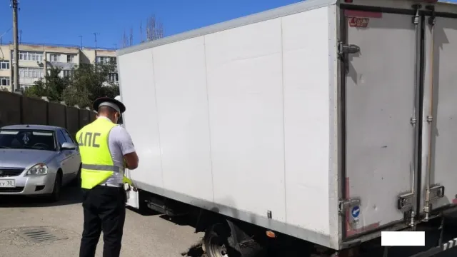 В Астрахани на улице Зелёной под «Газелью» провалился асфальт
