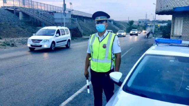 В Астрахани полицейский помог пешеходу во время приступа астмы