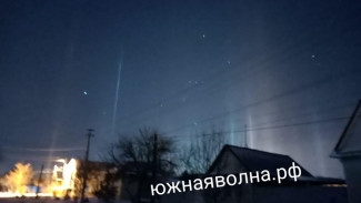 В небе над Астраханью заметили световые столбы