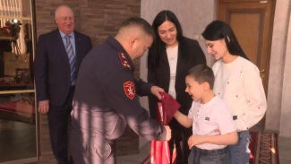 Начальник Росгвардии подарил юному астраханцу набор для развития слуха 