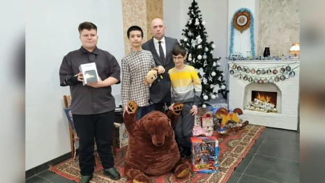 «Ёлка желаний» в Астрахани исполнила мечты трёх ребят
