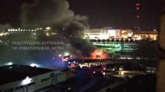 Около железнодорожного вокзала в Астрахани загорелись два магазина