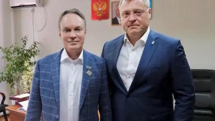 Игорь Бабушкин вручил сенатору Александру Башкину высокую награду Астраханской области