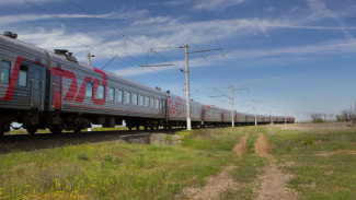 Поезд из Астрахани столкнулся с автомобилем в Ростовской области