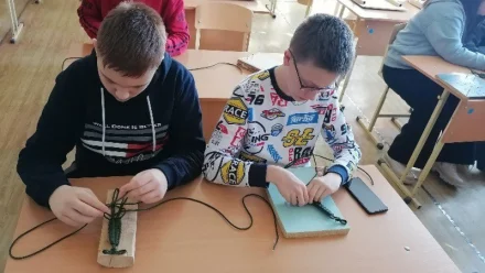 Астраханские школьники сплели браслеты выживания для бойцов СВО